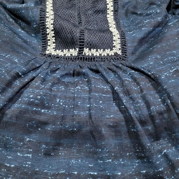 Anthropology Pilcro Women's Short Orchid Embroidered Sleeves Navy Top Size XS - Picture 7 of 9